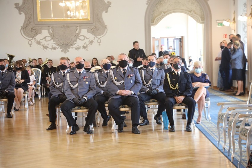 Święto Policji w Legnicy. Były awanse i odznaczenia, zobaczcie zdjęcia