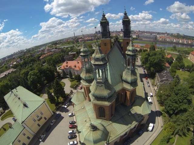 Katedra Poznańska z lotu ptaka 

www.aveos.pl