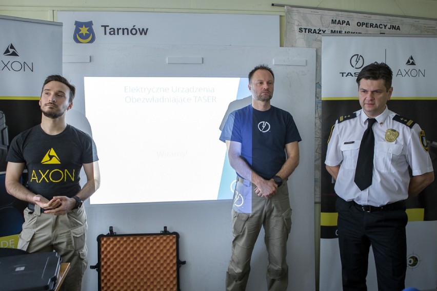 Prezentacja paralizatorów TASER dla strażników miejskich w Tarnowie [ZDJĘCIA]