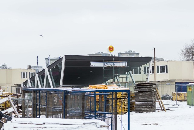 Utrudnienia przy metrze Wilanowska. Nowe wejście na stacje prawie gotowe [ZDJĘCIA]