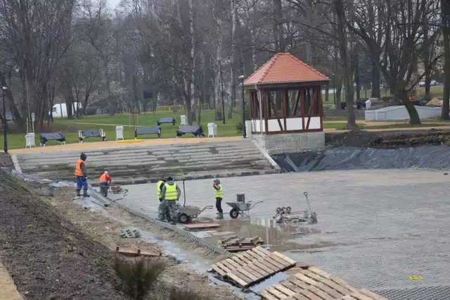 Trwają prace nad izolacją dna stawu rekreacyjnego w remontowanym żarskim parku przy al. Jana Pawła II.