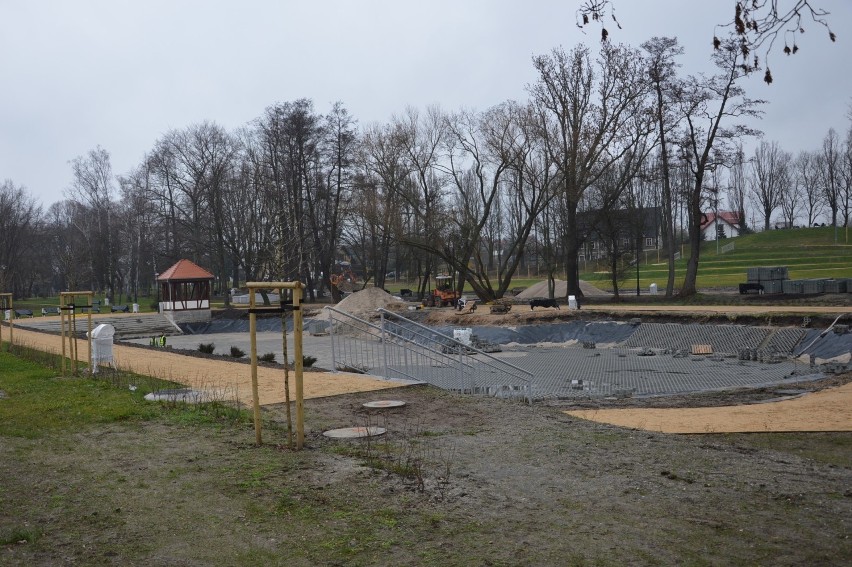 Żarski park w centrum miasta nabiera blasku. 