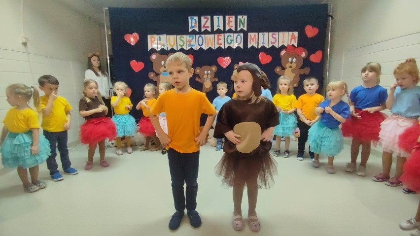 Obchody Światowego Dnia Pluszowego Misia w Przedszkolu numer 1 w Jędrzejowie. Występy artystyczne i wspólna zabawa. Zobacz zdjęcia
