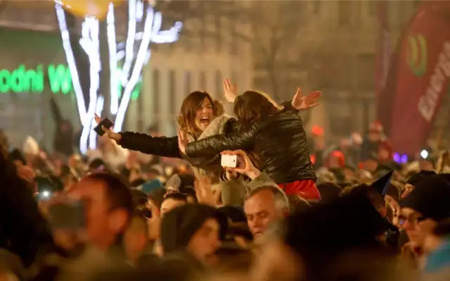 Na powitanie 2014 roku, według danych organizatorów, w Gdyni na skwerze Kościuszki bawiło się 30 tys. gości. W całym Śródmieściu zabawowiczów było jednak około pięć razy więcej. W tym roku sylwestra pod chmurką też świętować będą tłumy