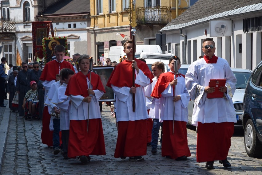 Boże Ciało. Procesja z Bazyliki Kolegiackiej. Tłumy ludzi