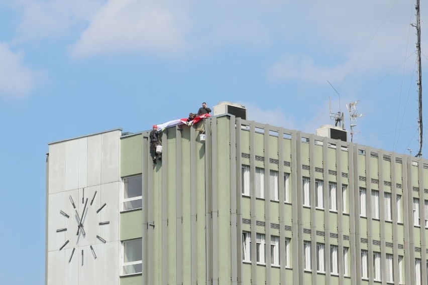 Ogromna biało-czerowna flaga zawisła na budynku Świętokrzyskiego Urzędu Wojewódzkiego w Kielcach. Zdjęcia
