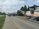 Uwaga kierowcy. Coraz większe utrudnienia na drodze powiatowej Chełmiec-Podrzecze. Trwa jej przebudowa