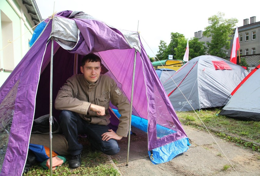 Miasteczko protestujących przed starostwem w Piotrkowie