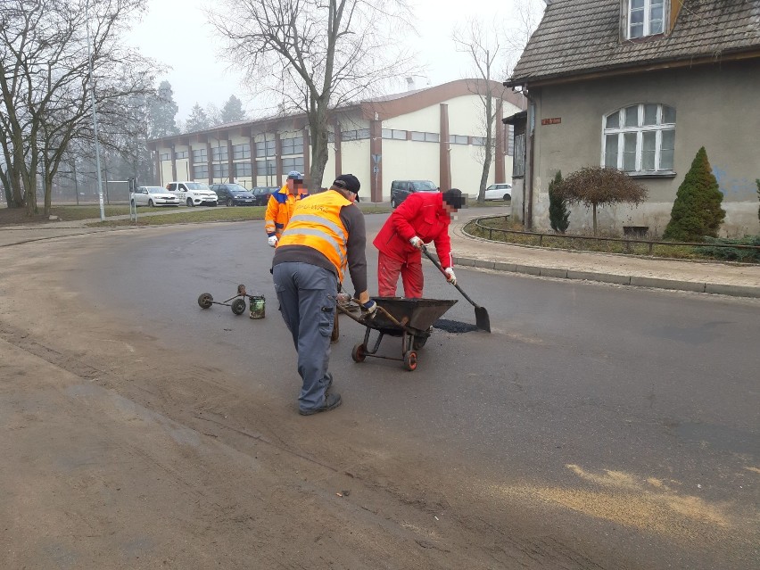 Drogowcy rozpoczęli łatanie dziur w szczecineckich drogach [zdjęcia]