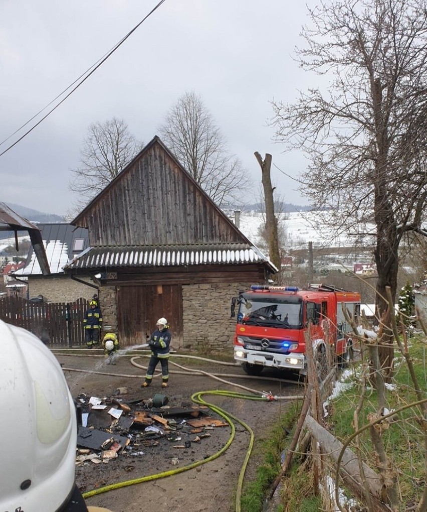 Tragiczny finał pożaru domu jednorodzinnego w Niedźwiedziu. Nie udało się uratować życia jednego z domowników