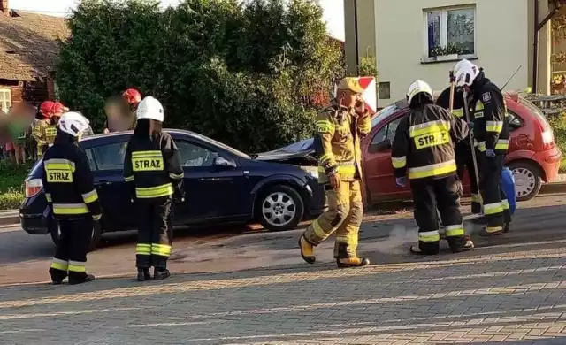Na ul. Olszyny w Jawiszowicach (gmina Brzeszcze) doszło do zderzenia dwóch samochodów osobowych