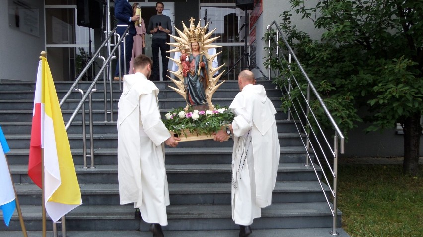 Procesja z figurą Matki Boskiej Leśniowskiej z Żarek do sanktuarium w Leśniowie - zobacz ZDJĘCIA