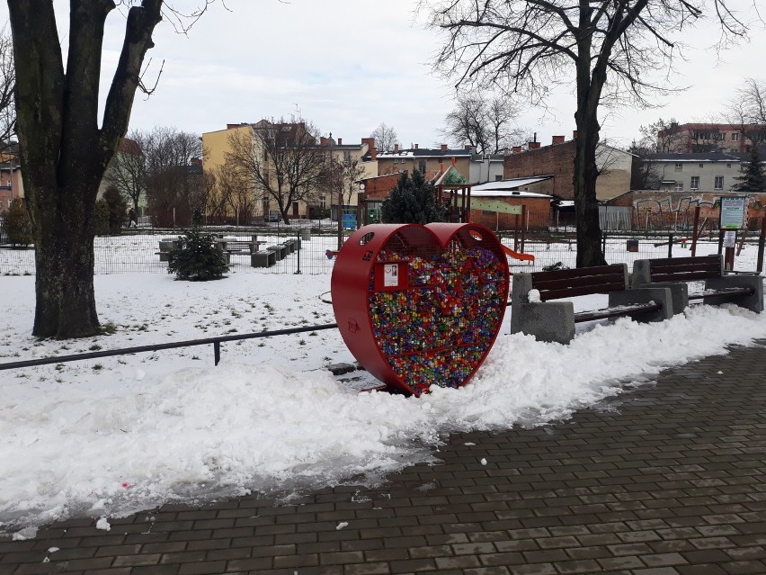 Serce przy SP  1 w Stargardzie zapełnia się nakrętkami.  Żeby pomóc Jasiowi 