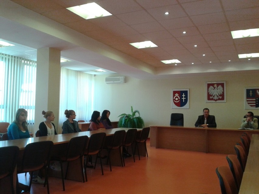 Uczniowie ze „Staszica" na spotkaniu ze Starostą Powiatu Ostrowieckiego