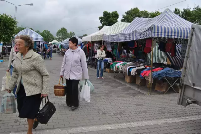 Targ w Grodzisku tętni życiem. Sobotni jarmark staroci ma jeszcze bardziej urozmaicić handel