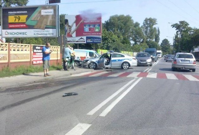 Policjantka rozbiła radiowóz w Tomaszowie Maz. Dostała za to pouczenie. Zdjęcie po kolizji wykonał komórką internauta, który założył na Facebooku profil "Nocna jazda bez celu po Tomaszowie Maz."