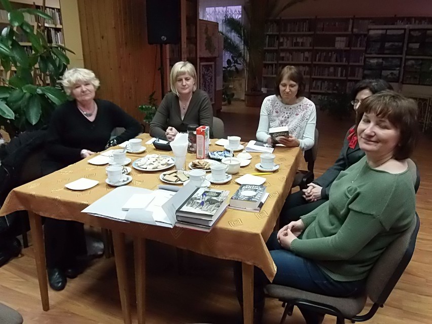 Spotkanie dyskusyjnego klubu książki w bibliotece w Radziejowie