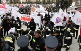 Nasi jadą na manifestację służb mundurowych w Warszawie. Protest trwa