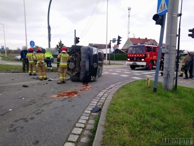 Zderzenie skody z mercedesem w Chrząstowicach pod Opolem. Sprawca zignorował czerwone światło na skrzyżowaniu