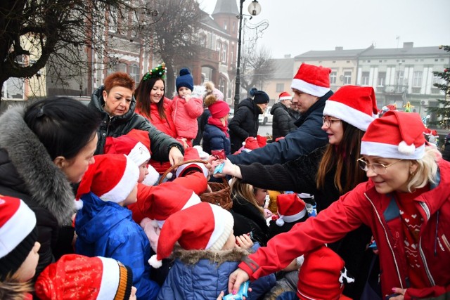 Mikołaj razem z pomocnikami wędrowali po pakoskim Rynku, roznosząc słodkie upominki dla dzieci. Zobaczcie zdjęcia >>>>