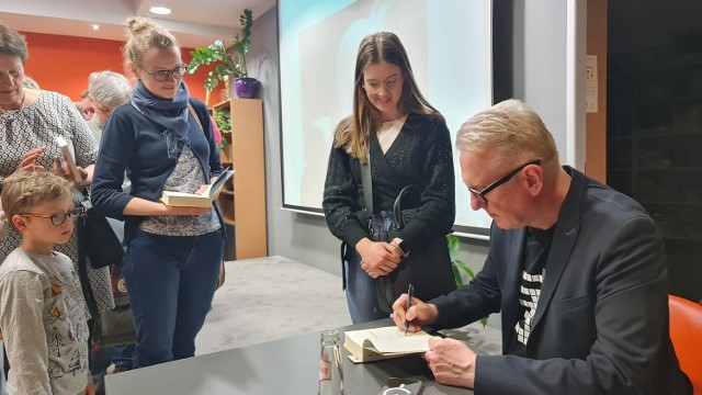 Mariusz Szczygieł odwiedził Powiatową Bibliotekę Publiczną w Sieradzu