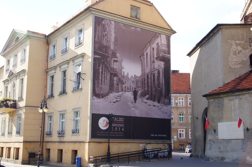 Ogromne fotografie zburzonego Kalisza zawisły w różnych...