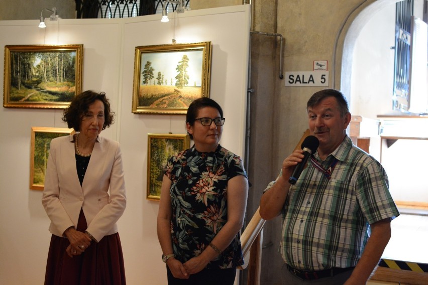 W otwarciu wystawy Anieli Jenczak udział wziął burmistrz...