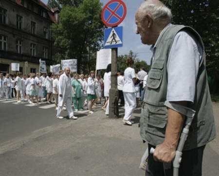Bytomscy lekarze zablokowali wczoraj miasto chodząc po przejściu dla pieszych na ulicy Strzelców Bytomskich.