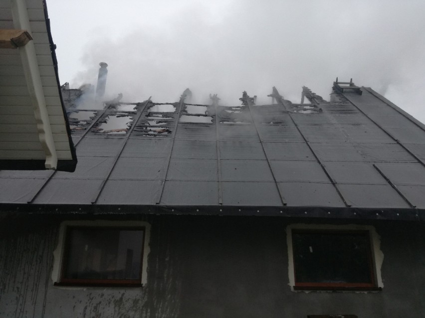 Pożar w Wałdowie Szlacheckim. Płonął garaż [zdjęcia, wideo]