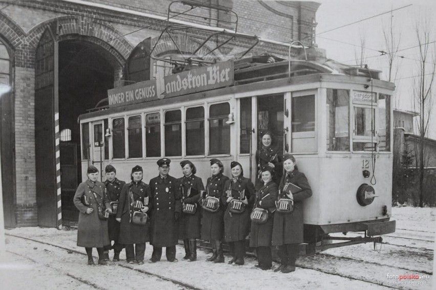 Rok 1941, Przed zajezdnią tramwajową w Jeleniej Górze