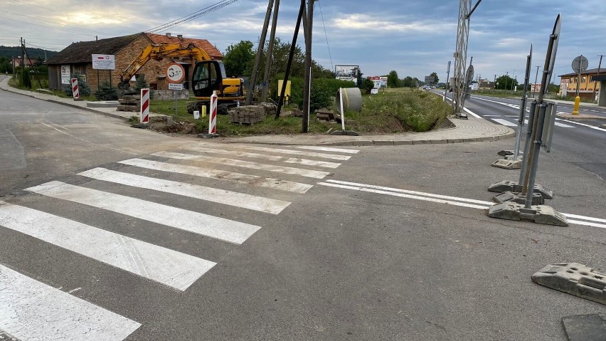 Budują chodnik w Warzycach. Połączy drogę gminną z krajową