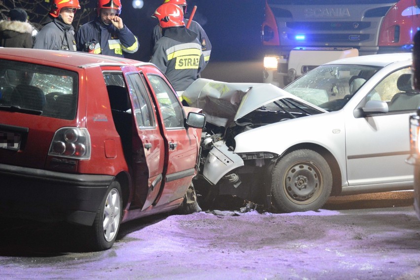 Wypadek na ul. Brzeźnej w Grudziądzu. Cztery osoby trafiły do szpitala [wideo, zdjęcia]