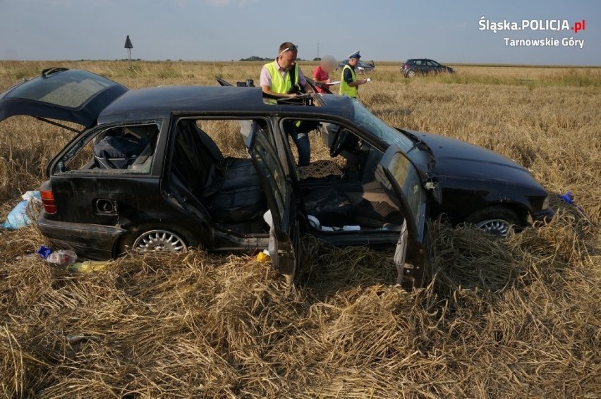 BMW dachowało na polu na ul. Długiej w miejscowości Łubie....