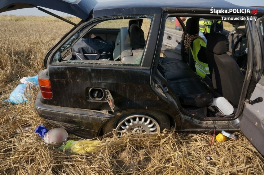 BMW dachowało na polu na ul. Długiej w miejscowości Łubie....