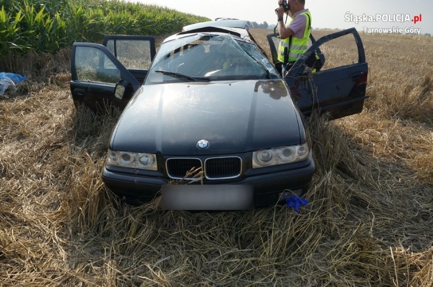 BMW dachowało na polu na ul. Długiej w miejscowości Łubie....