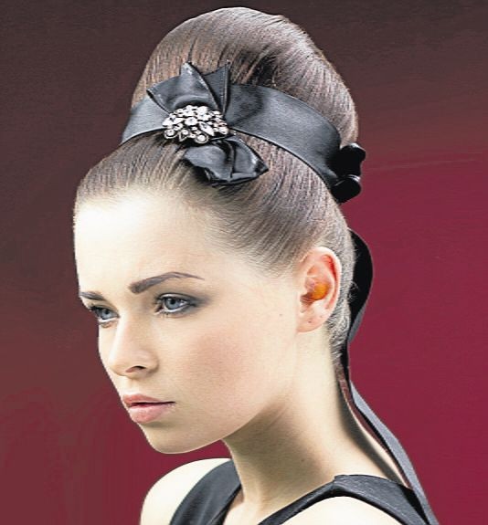 Sylwester 2012: Włosy gładko zaczesane, czyli w co się uczesać na tegoroczną zabawę sylwestrową