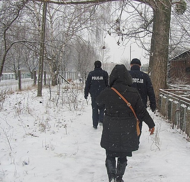 Policjanci razem z pracownikiem socjalnym szukali bezdomnych