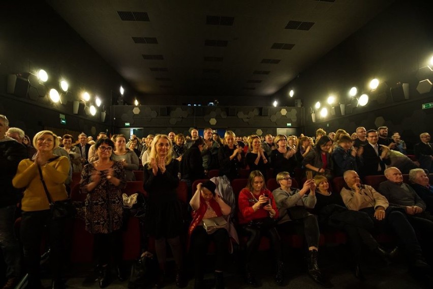 Komedia "On jeden, ich siedem" na deskach kina Bajka w Darłowie [ZDJĘCIA]