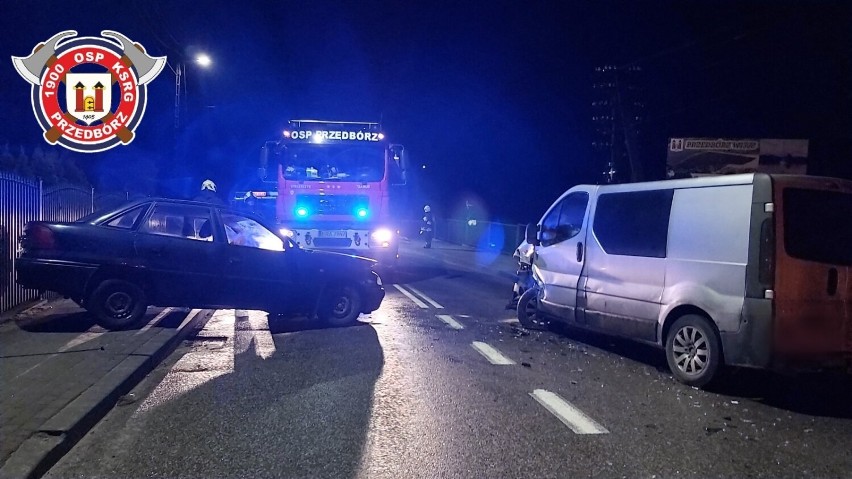 Wypadek w Przedborzu. Czołowe zderzenie dwóch samochodów, sprawca jechał za szybko