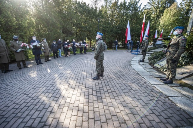 Ze względu na obowiązujące przepisy związane z pandemią koronawirusa, krótka uroczystość miała kameralny charakter.