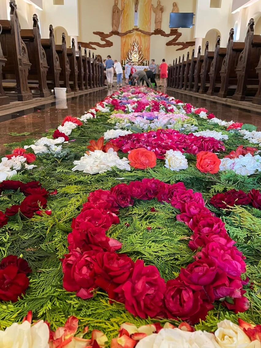 Piękny dywan z kwiatów na Boże Ciało w parafii Św. Józefa Sebastiana Biskupa w Przemyślu [ZDJĘCIA]