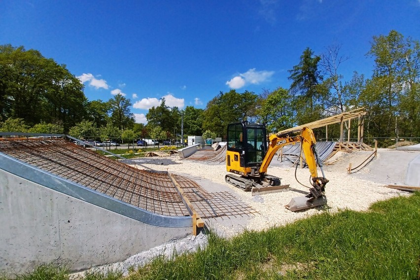 W Brzesku trwa budowa skateparku, rozpoczęło się betonowanie...