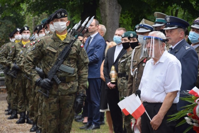 Święto Wojska Polskiego w Kaliszu. Złożono kwiaty i znicze na grobie majora Stefana Waltera