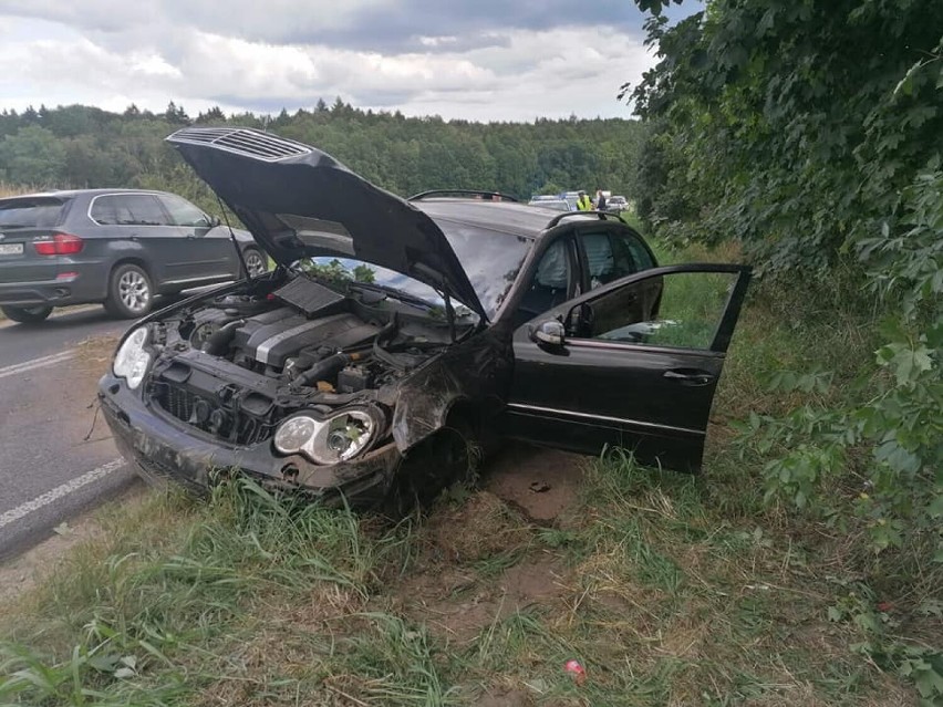 Jazda skradzionym mercedesem zakończyła się w rowie