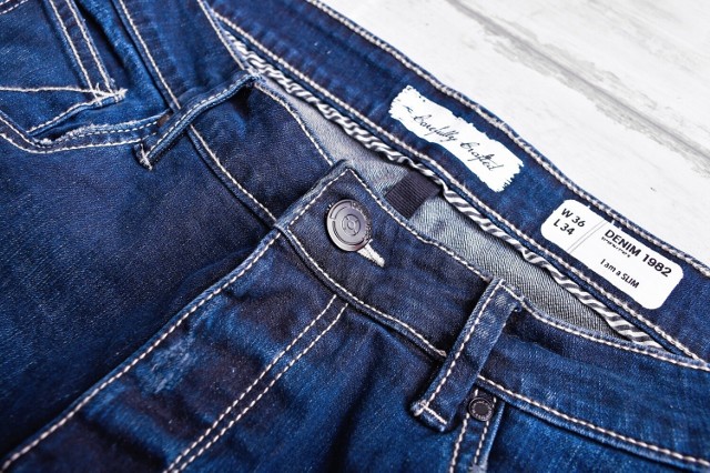 Jeansowe ubrania defasonują się i tracą kolor z kilku powodów. Jednym z nich jest sposób ich prania. Sprawdź, co zrobić, żeby ulubione jeansy były w nienagannym stanie jak najdłużej.