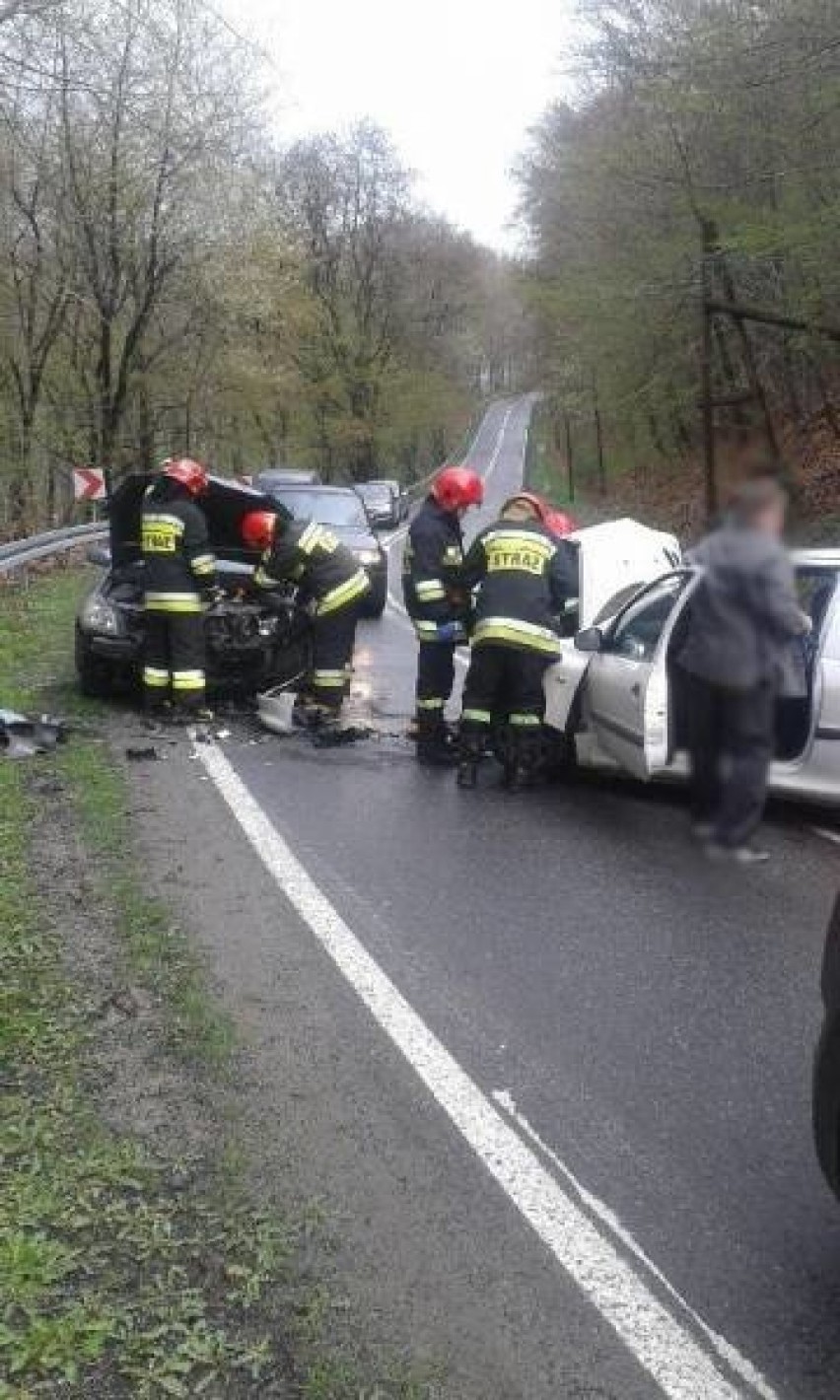 Zderzenie aut nad Jeziorem Rożnowskim. Dwie osoby ranne [ZDJĘCIA]