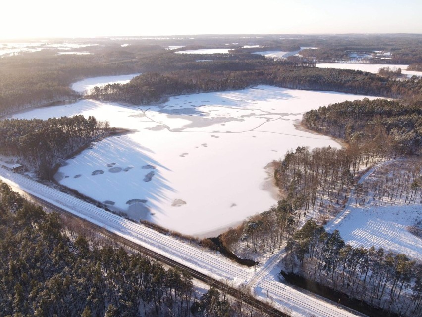 Magiczne widoki gminy Borne Sulinowo w zimie z pokładu drona [zdjęcia]