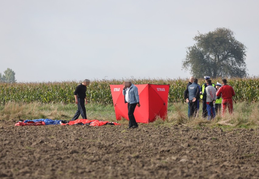 Wypadek spadochroniarzy w Longinówce koło lotniska w...