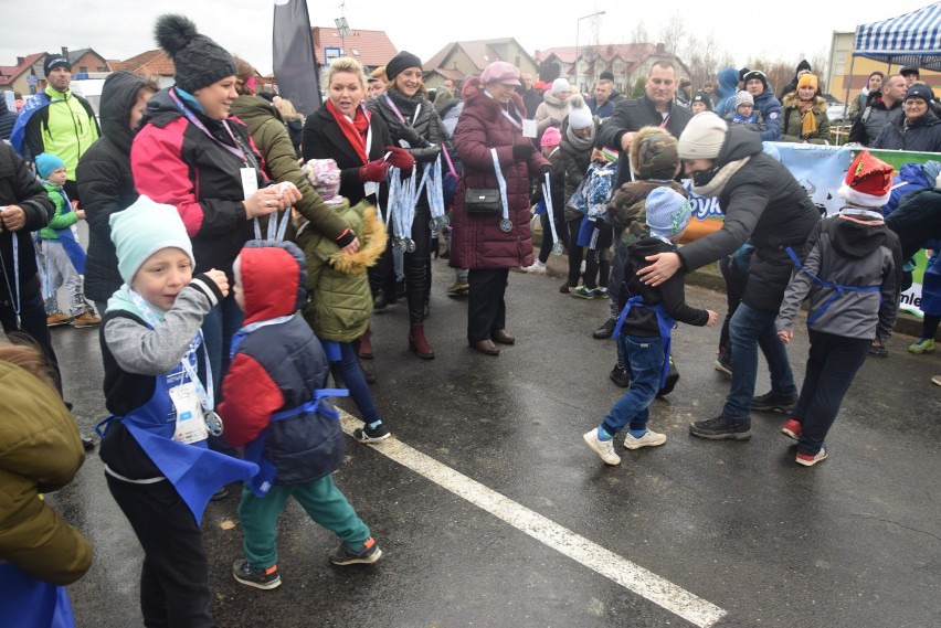 Wielkie bieganie dzieci w Krzywiniu podczas "Biegu...