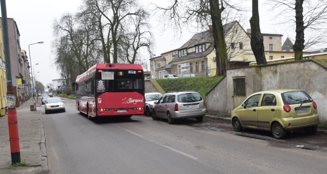 Kierowcy mogą parkować na niemal całej długości ulicy Dworcowej. Nie jest to jednak komfortowe parkowanie